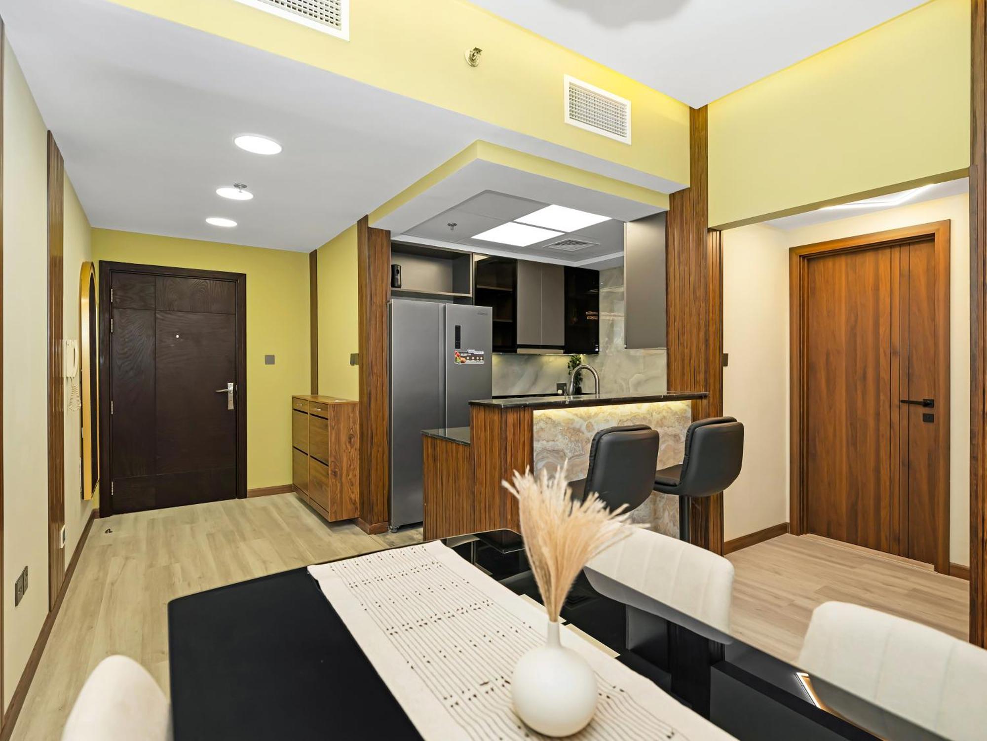Stylish 1bhk Balcony With Canal View Near Shoba Metro Station Dubai