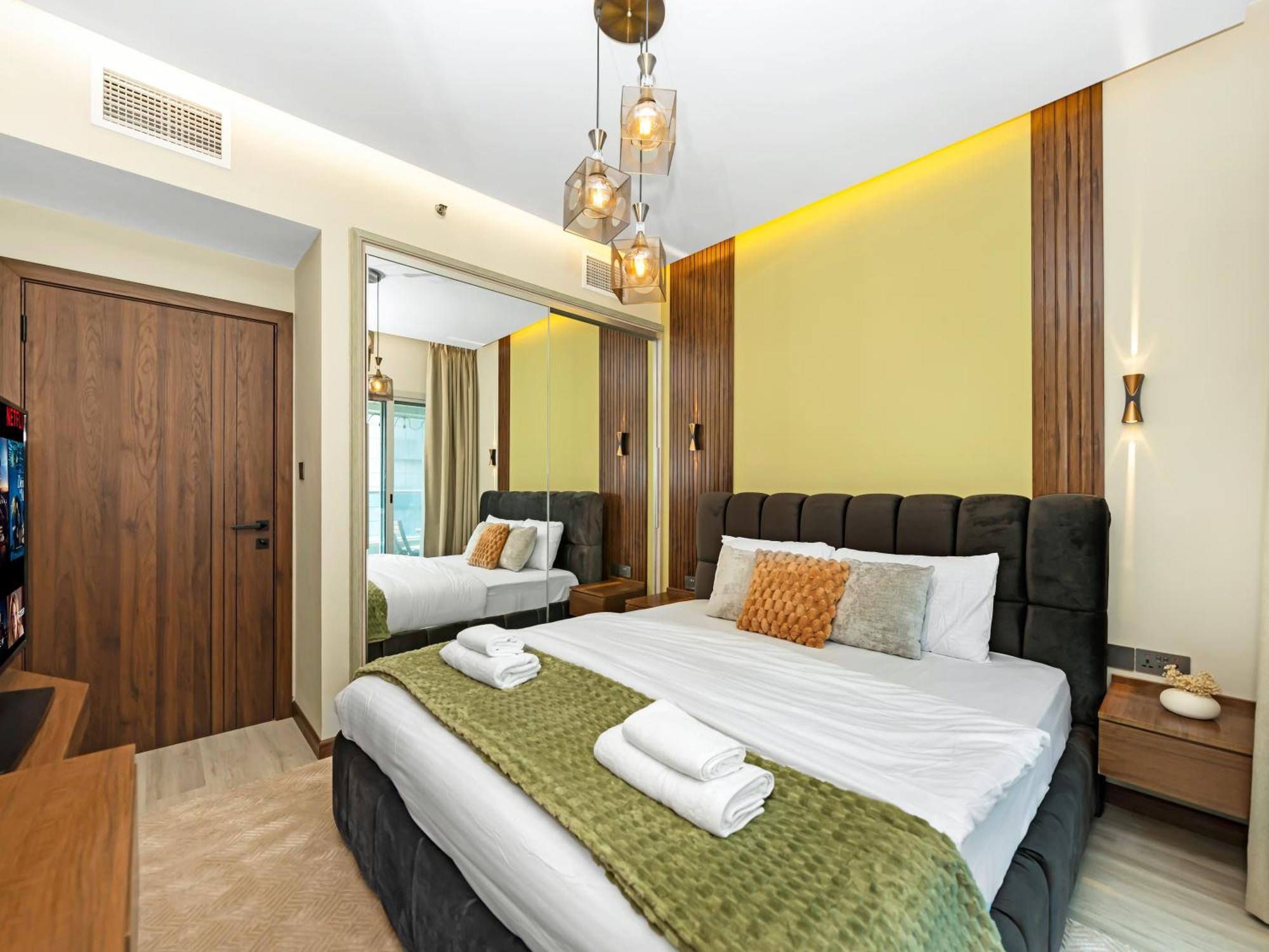Apartment Stylish 1bhk Balcony With Canal View Near Shoba Metro Station