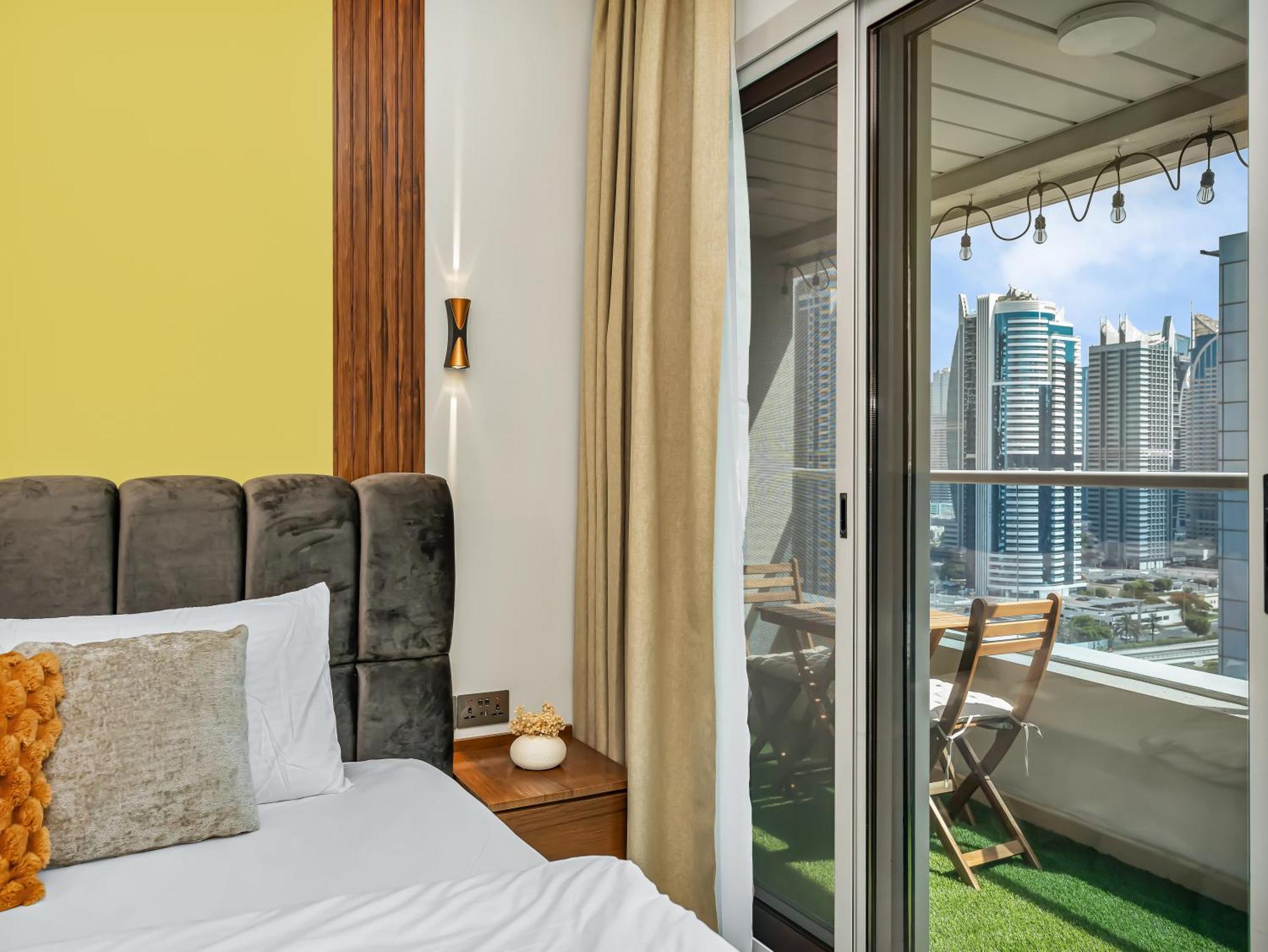 Stylish 1bhk Balcony With Canal View Near Shoba Metro Station Apartment Dubai